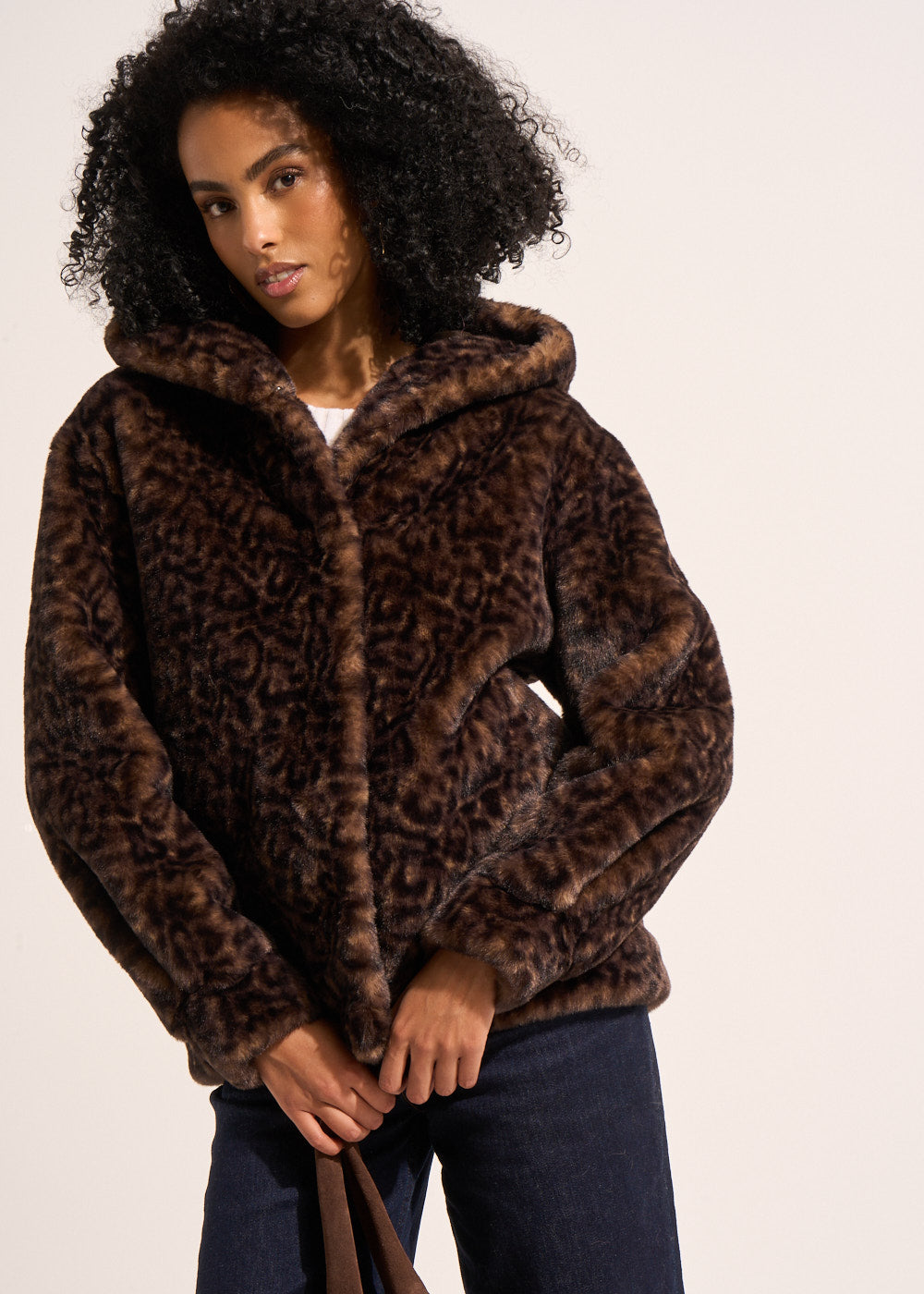 MICHALA Manteau court en fausse fourrure léopard à capuche - 1 - Sud Express - Sud Express