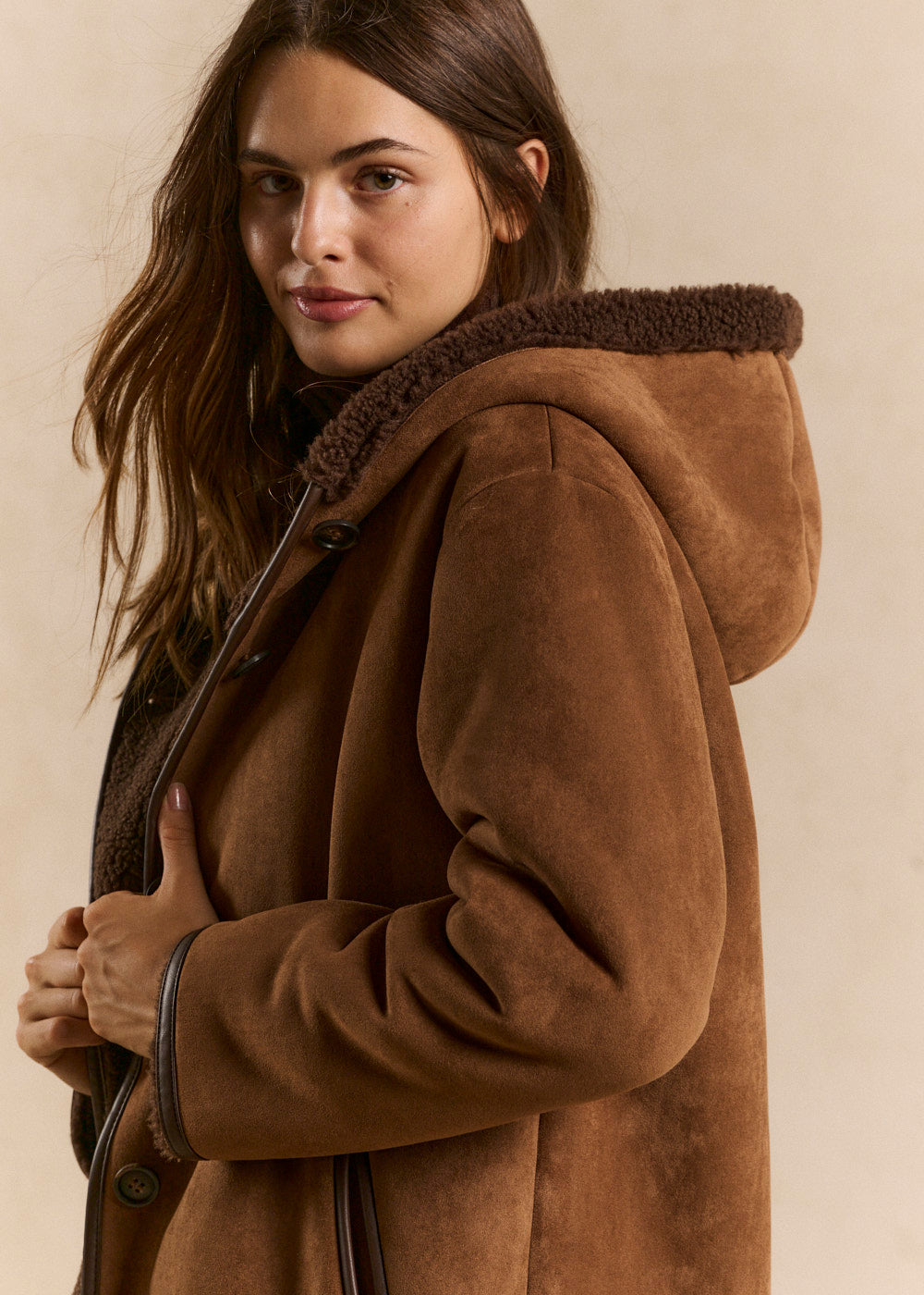 Manteau ample en peau lainée à capuche - Sud Express - 2 - Sud Express
