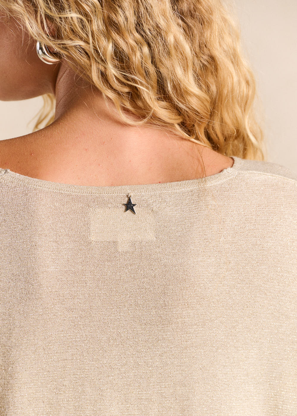 Pull col V oversize en maille brillante et manches courtes - Sud Express - 5 - Sud Express