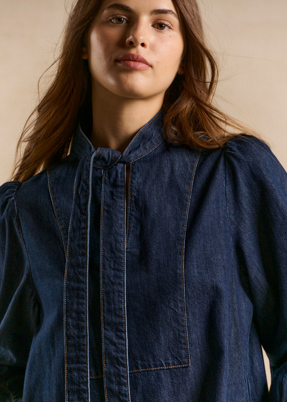 Robe courte en denim col lavallière - Sud Express - 2 - Sud Express