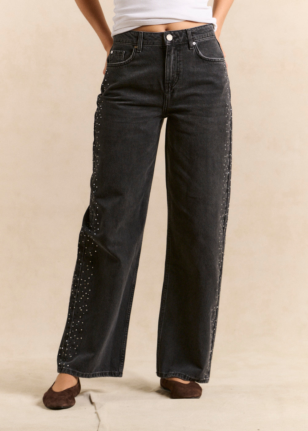 Jean large en denim noir à clous et strass - Sud Express - 3 - Sud Express
