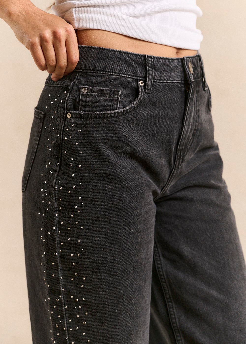 Jean large en denim noir à clous et strass - Sud Express - 2 - Sud Express
