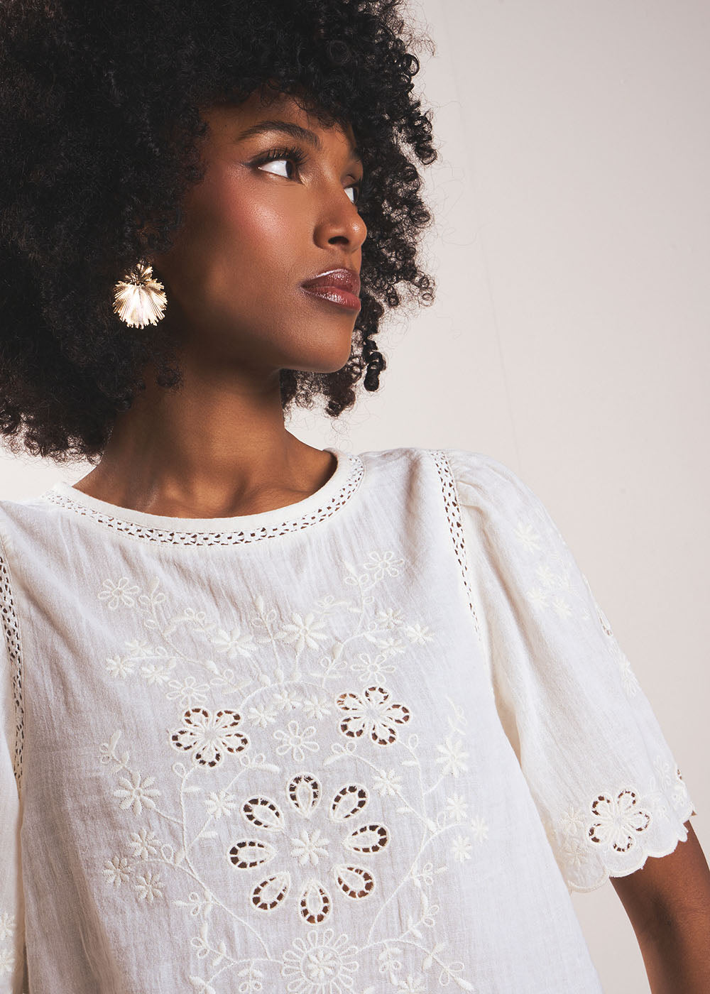 Top à broderies florales et manches courtes - Sud Express - 2 - Sud Express