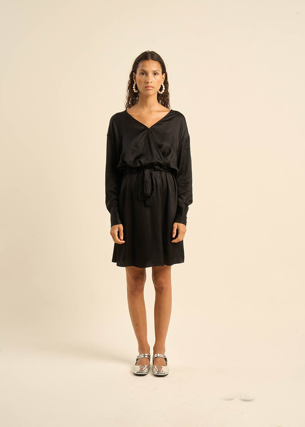 Robe courte ceinturée satinée - Sud Express - 5 - Sud Express