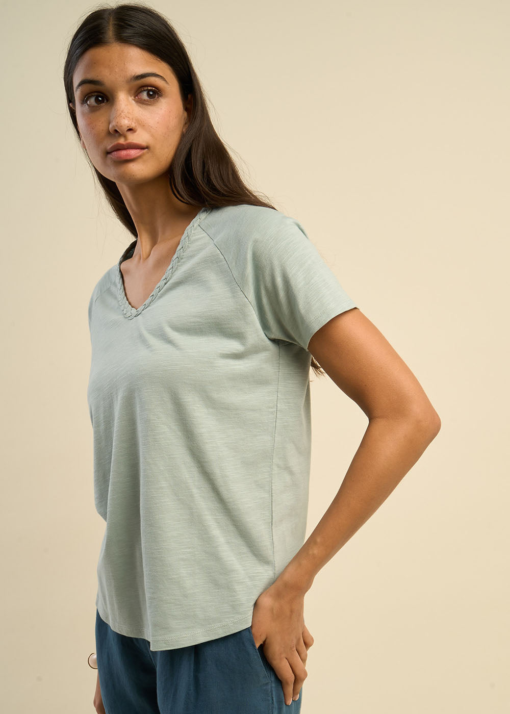 T-shirt à col V orné d