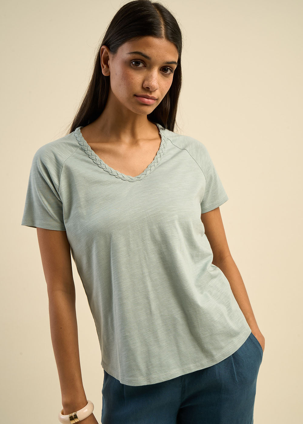 T-shirt à col V orné d