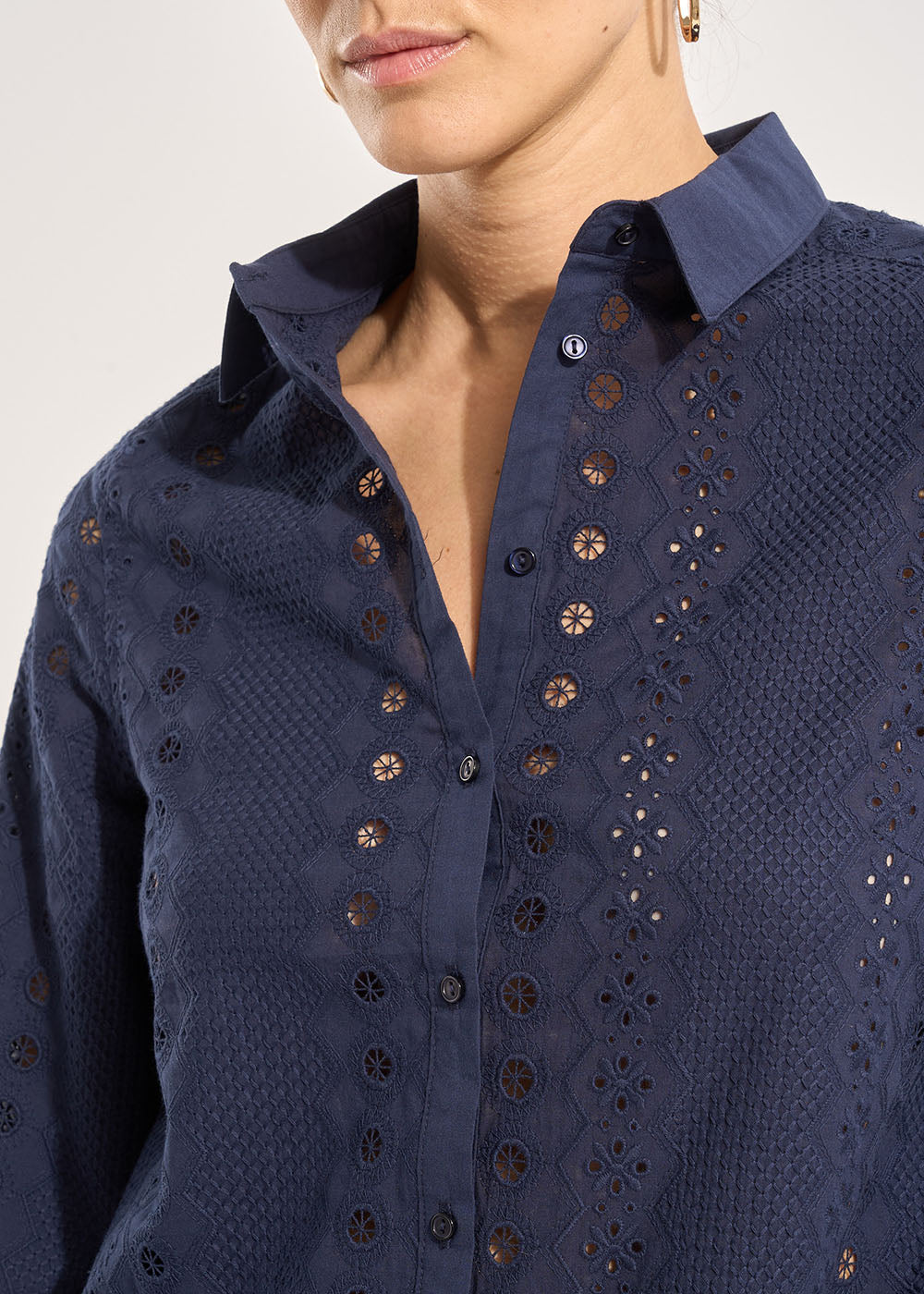 Chemise en coton avec des broderies anglaise - Sud Express - 2 - Sud Express