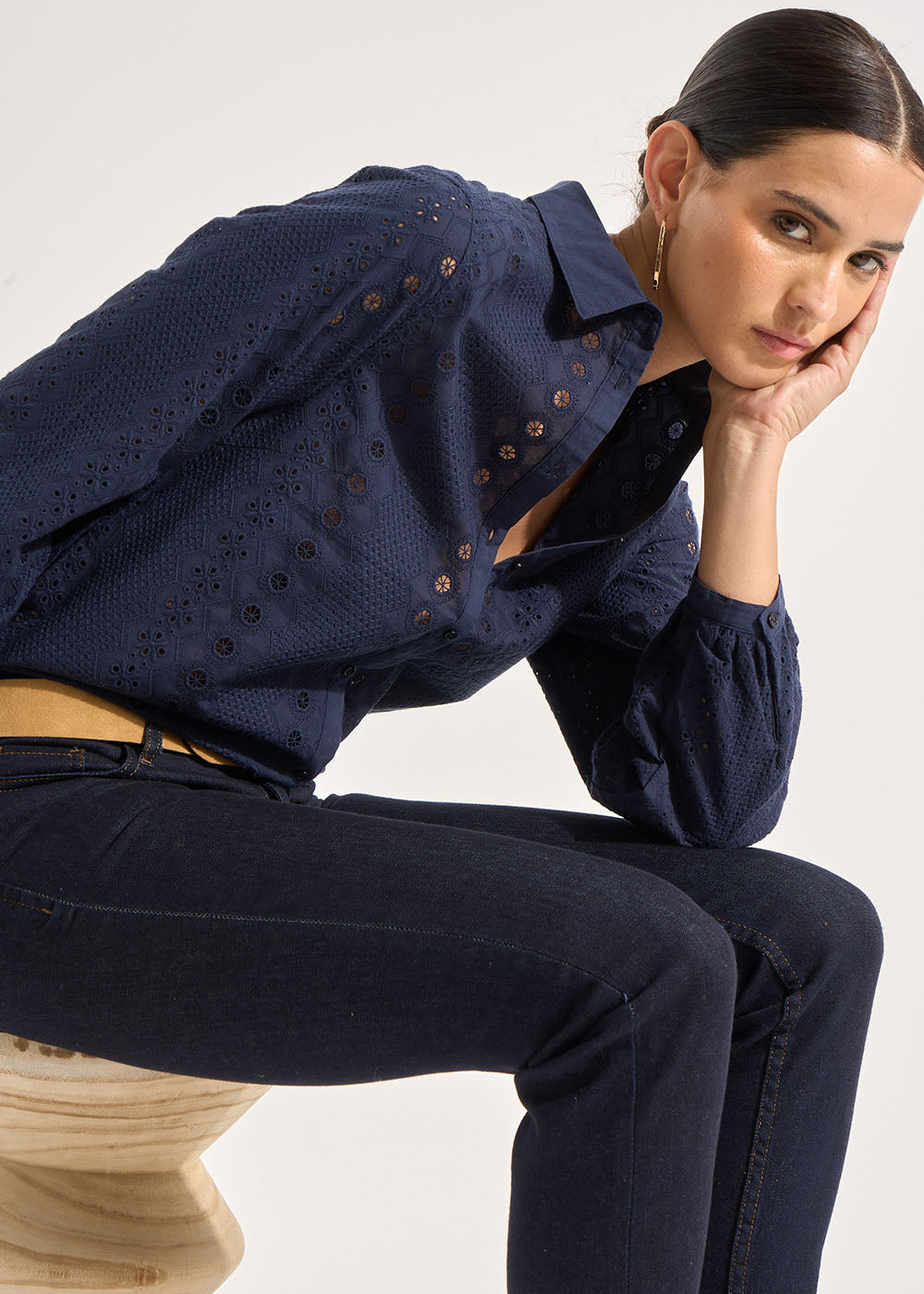 Chemise en coton avec des broderies anglaise - Sud Express - 5 - Sud Express