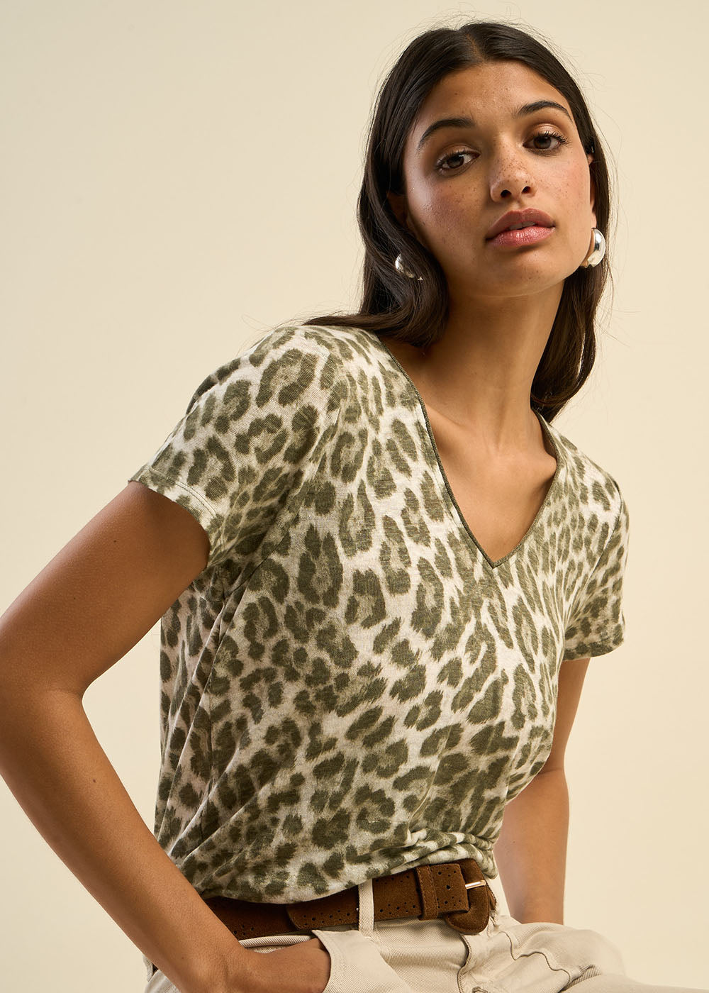 TAJA T-shirt col V en lin imprimé léopard - 1 - Sud Express - Sud Express