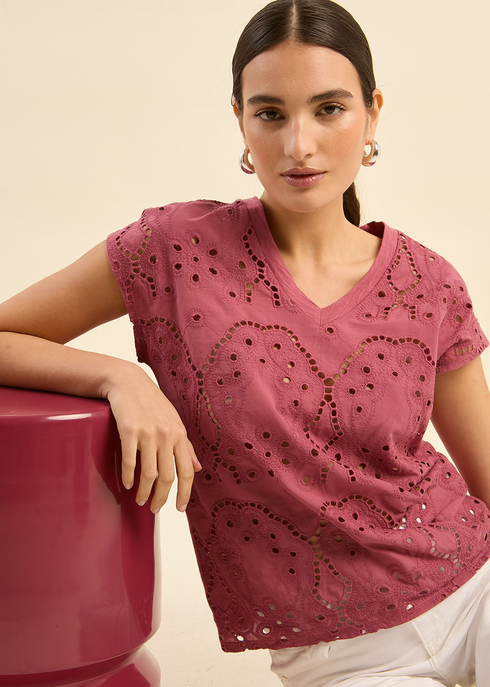 TEFOLA T-shirt en broderie anglaise col V - 1 - Sud Express - Sud Express