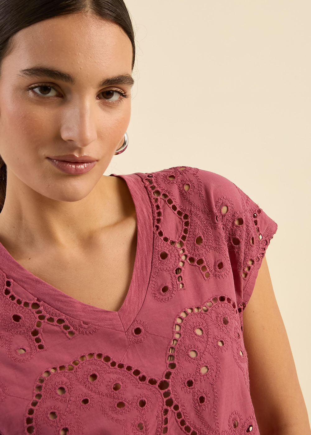 TEFOLA T-shirt en broderie anglaise col V - 2 - Sud Express - Sud Express