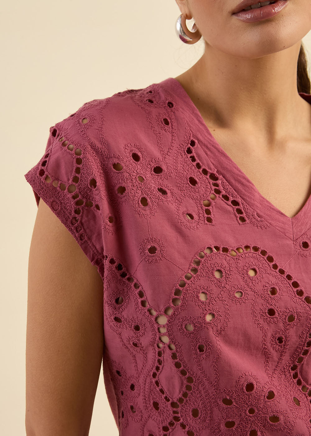 TEFOLA T-shirt en broderie anglaise col V - 4 - Sud Express - Sud Express