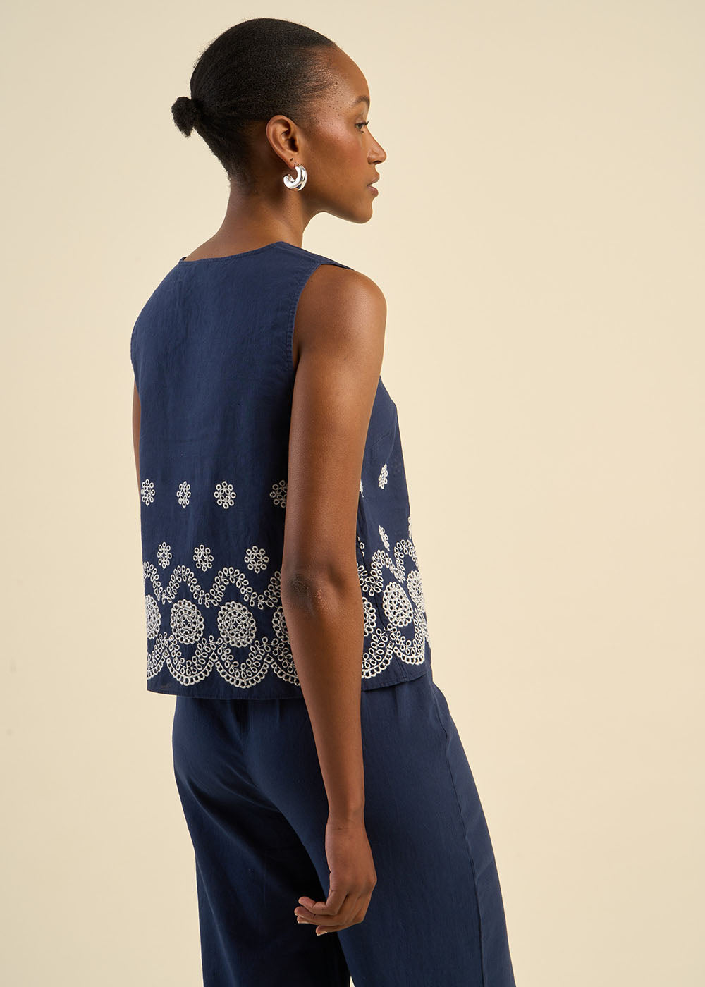 BIANCA Top sans manches brodé - 3 - Sud Express - Sud Express