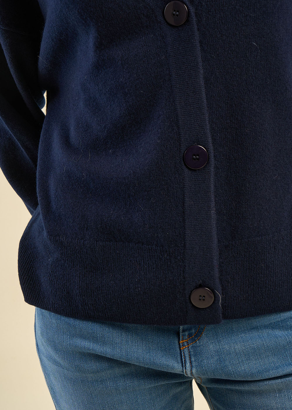 Cardigan à col en V 100% cachemire - Sud Express - 7 - Sud Express