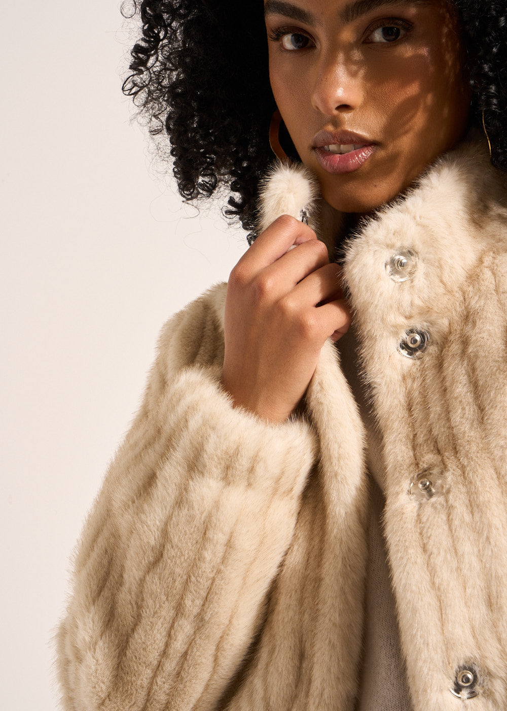 MATHILDE Manteau court en fausse fourrure avec col montant - 2 - Sud Express - Sud Express