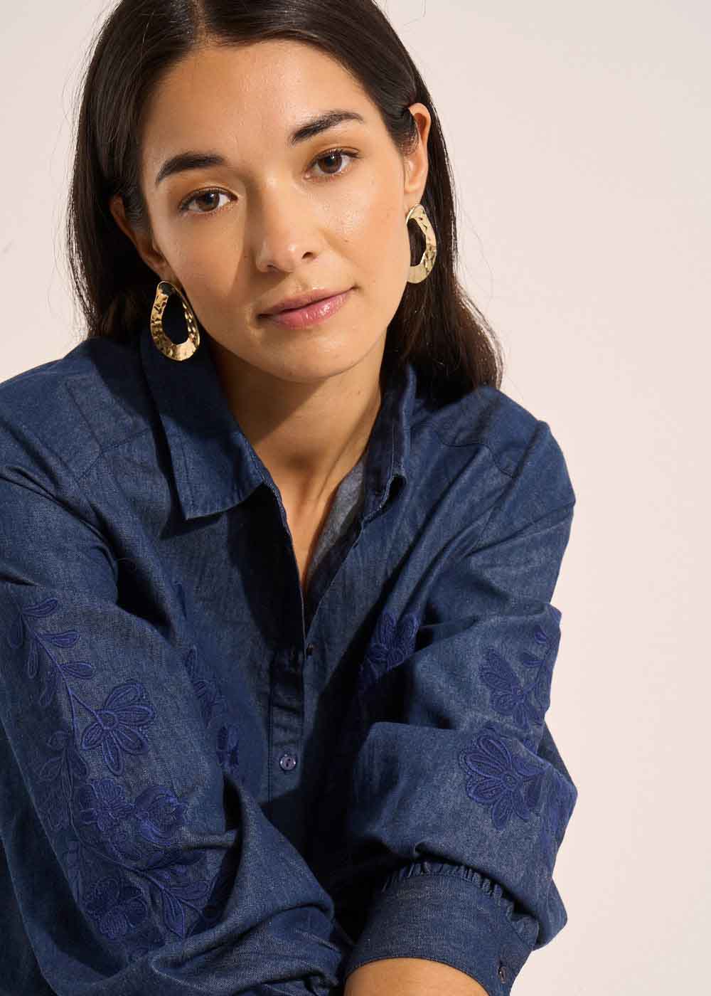 Blouse en denim brodée - Sud Express - 2 - Sud Express