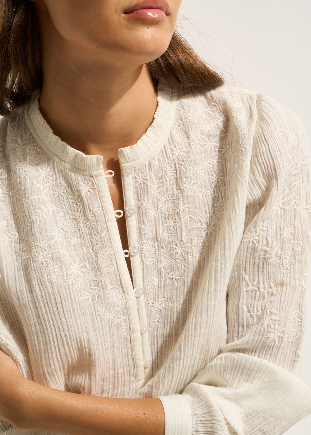 Blouse en double gaze de coton brodée à manches longues - Sud Express - 2 - Sud Express