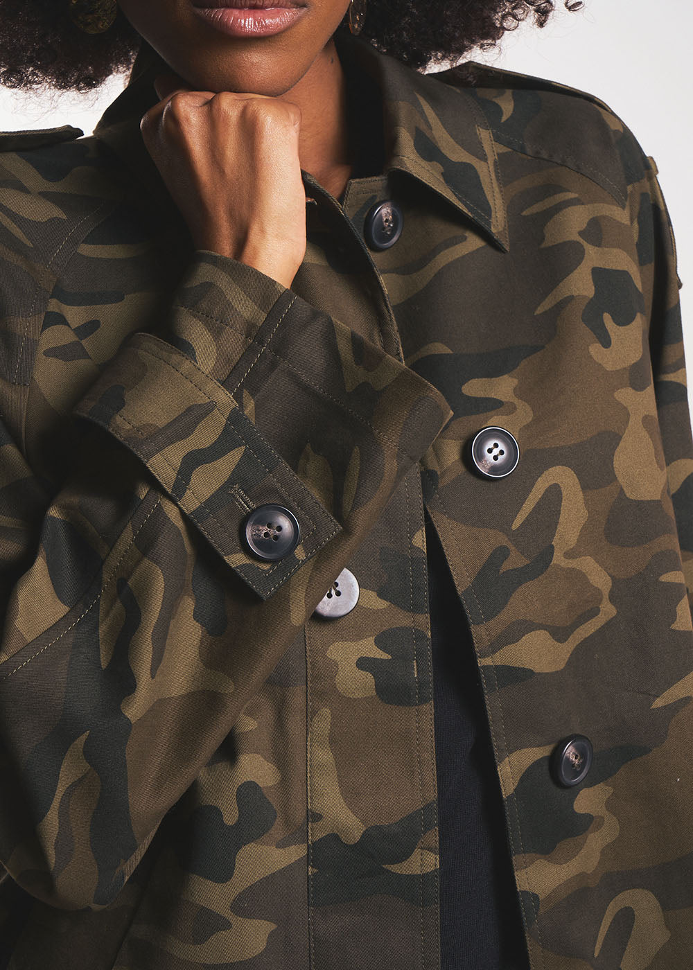 VENICO Trench court en coton à imprimé camouflage - 2 - Sud Express - Sud Express