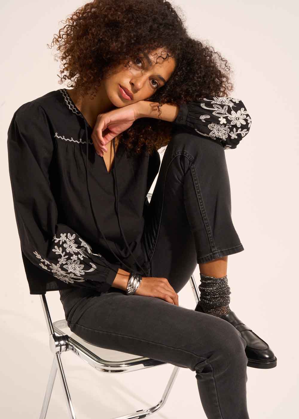 Blouse broderies contrastées - Sud Express - 5 - Sud Express