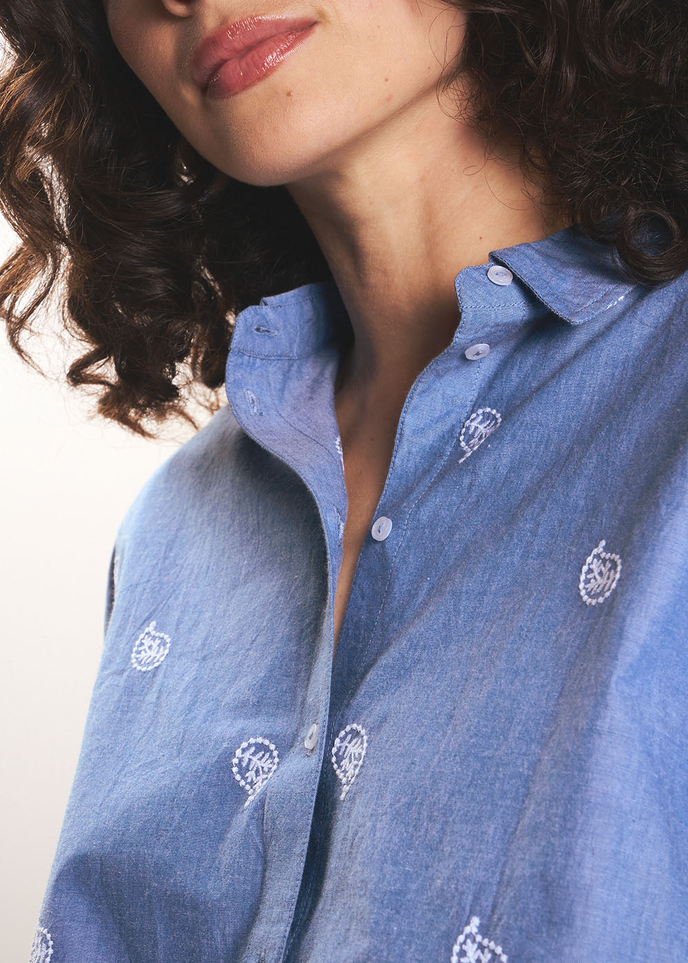 CECILYA Chemise brodée en chambray 100% coton - 2 - Sud Express - Sud Express