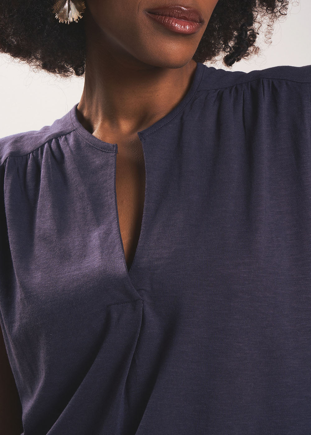 Débardeur fluide à décolleté V et jeu de fronces - Sud Express - 2 - Sud Express