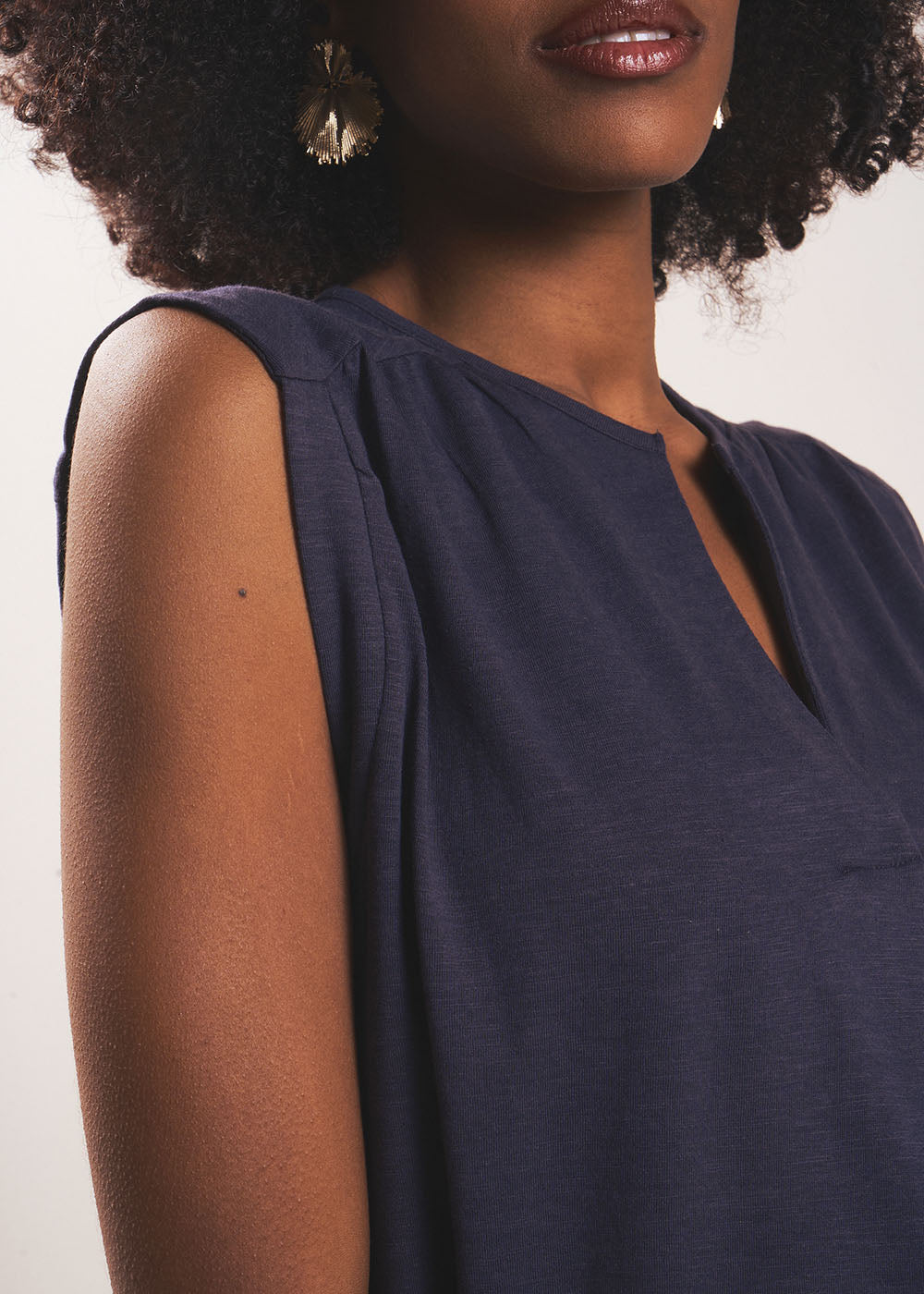 Débardeur fluide à décolleté V et jeu de fronces - Sud Express - 4 - Sud Express