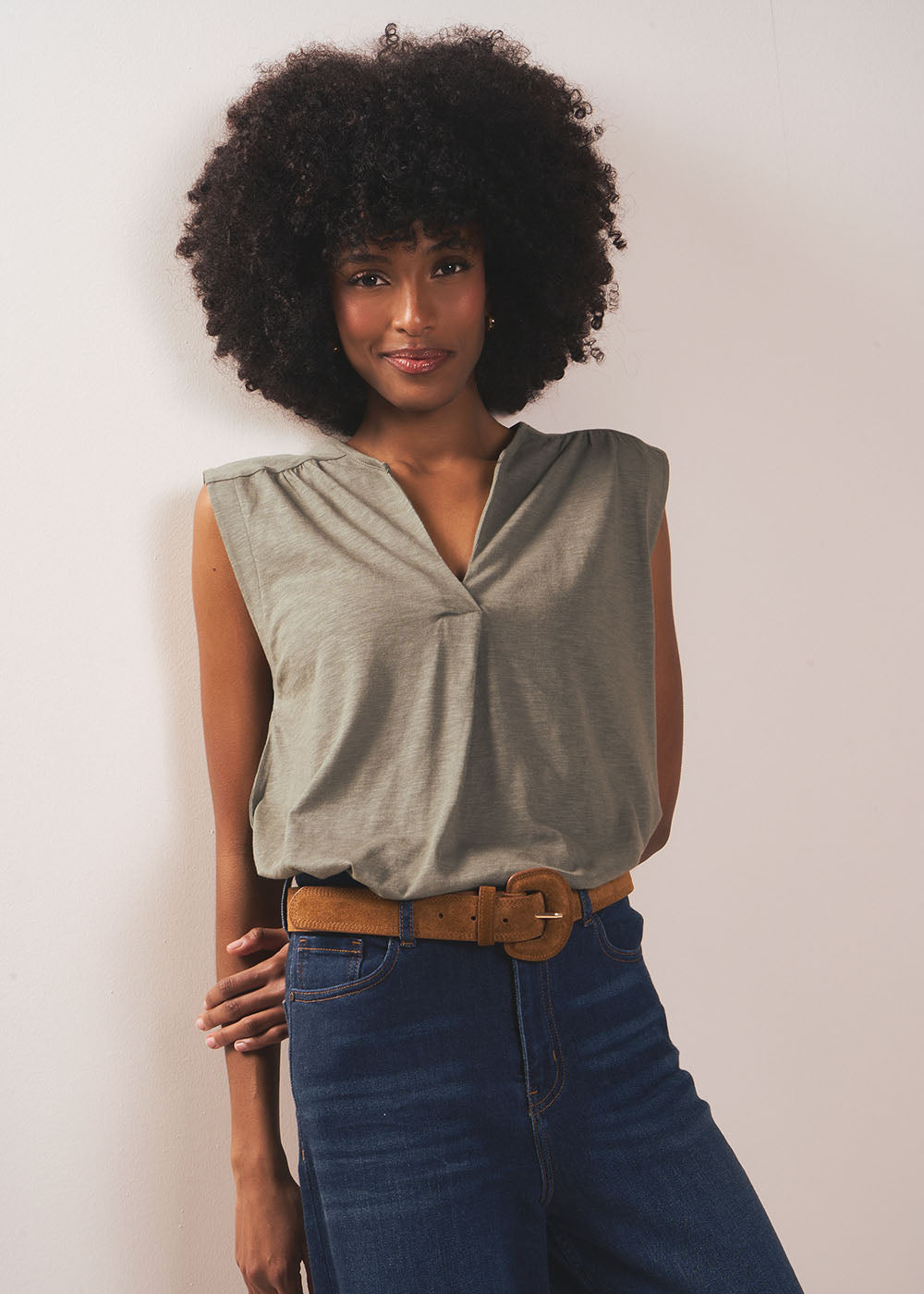 Débardeur fluide à décolleté V et jeu de fronces - Sud Express - 2 - Sud Express