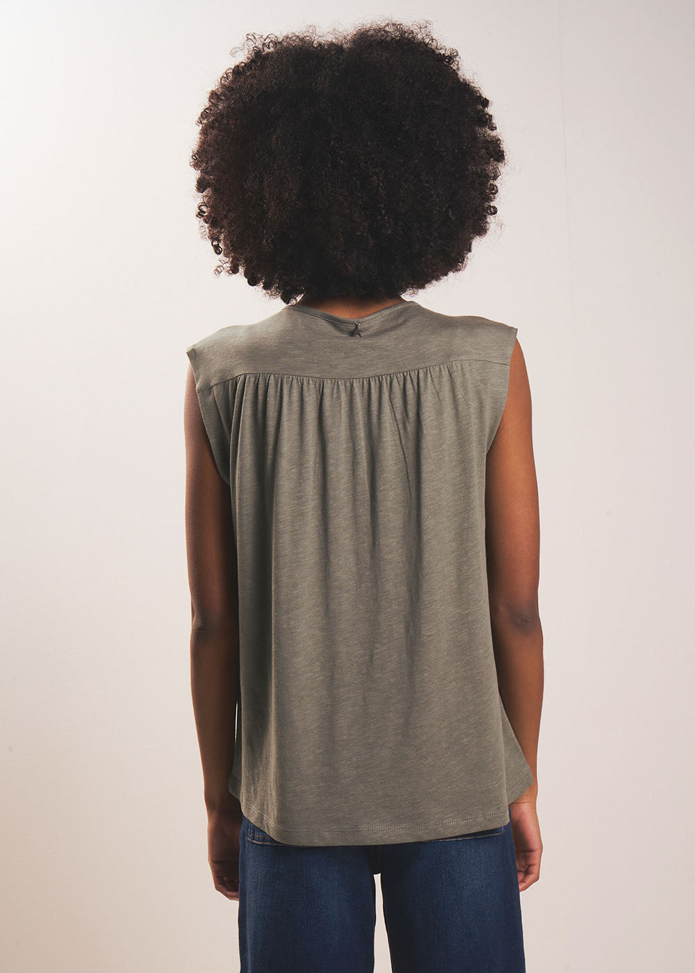 Débardeur fluide à décolleté V et jeu de fronces - Sud Express - 3 - Sud Express