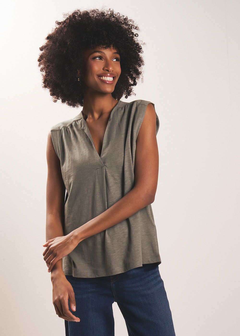 Débardeur fluide à décolleté V et jeu de fronces - Sud Express - 5 - Sud Express