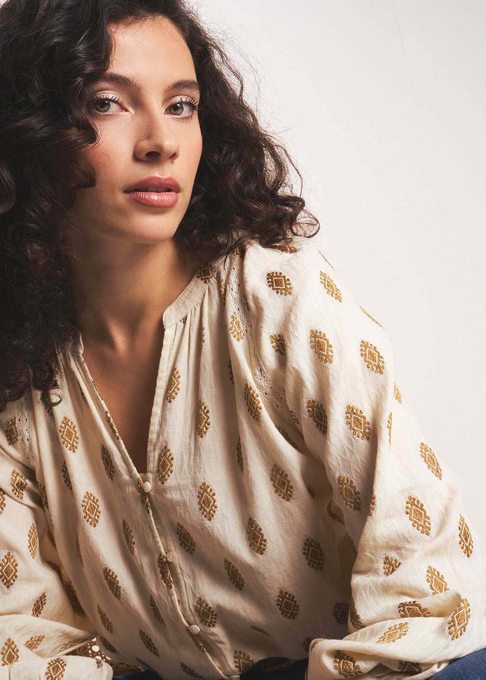 CEMILA Blouse à col mao et broderies dorées - 2 - Sud Express - Sud Express