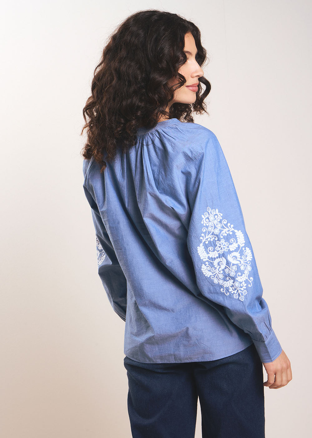 TOPAZE Blouse en chambray brodé avec manches gigot - 3 - Sud Express - Sud Express