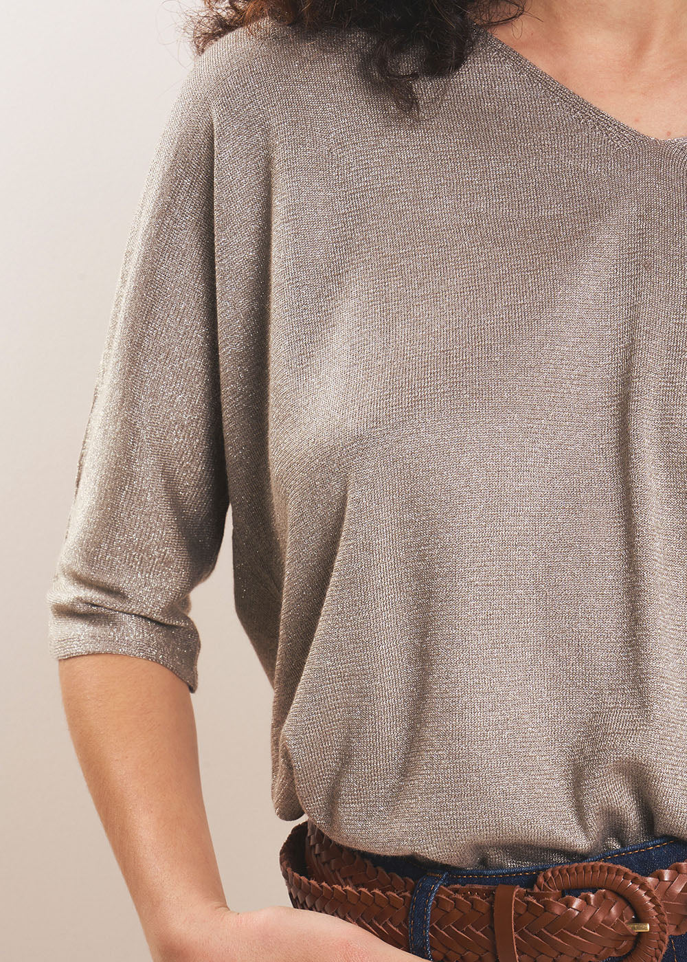 Pull col V oversize en maille brillante et manches courtes - Sud Express - 4 - Sud Express