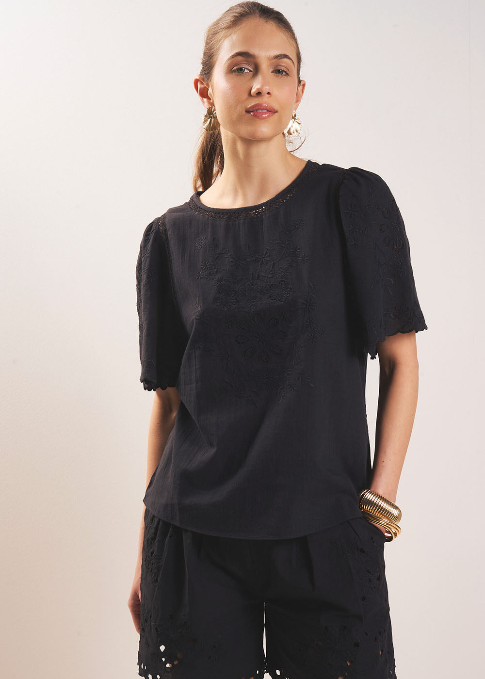 TOJILI Top à broderies florales et manches courtes - 1 - Sud Express - Sud Express