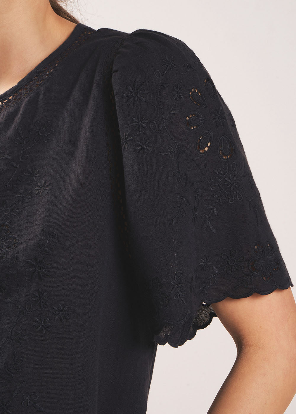 TOJILI Top à broderies florales et manches courtes - 4 - Sud Express - Sud Express