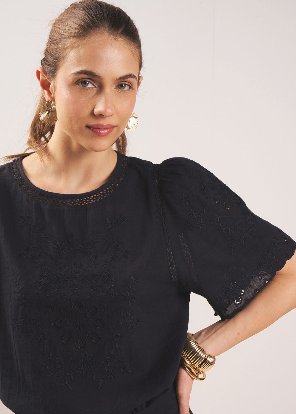 Top à broderies florales et manches courtes - Sud Express - 5 - Sud Express