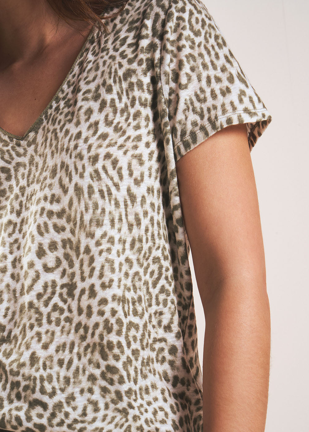 TOPHIE T-shirt en lin à col en V imprimé panthère - 4 - Sud Express - Sud Express