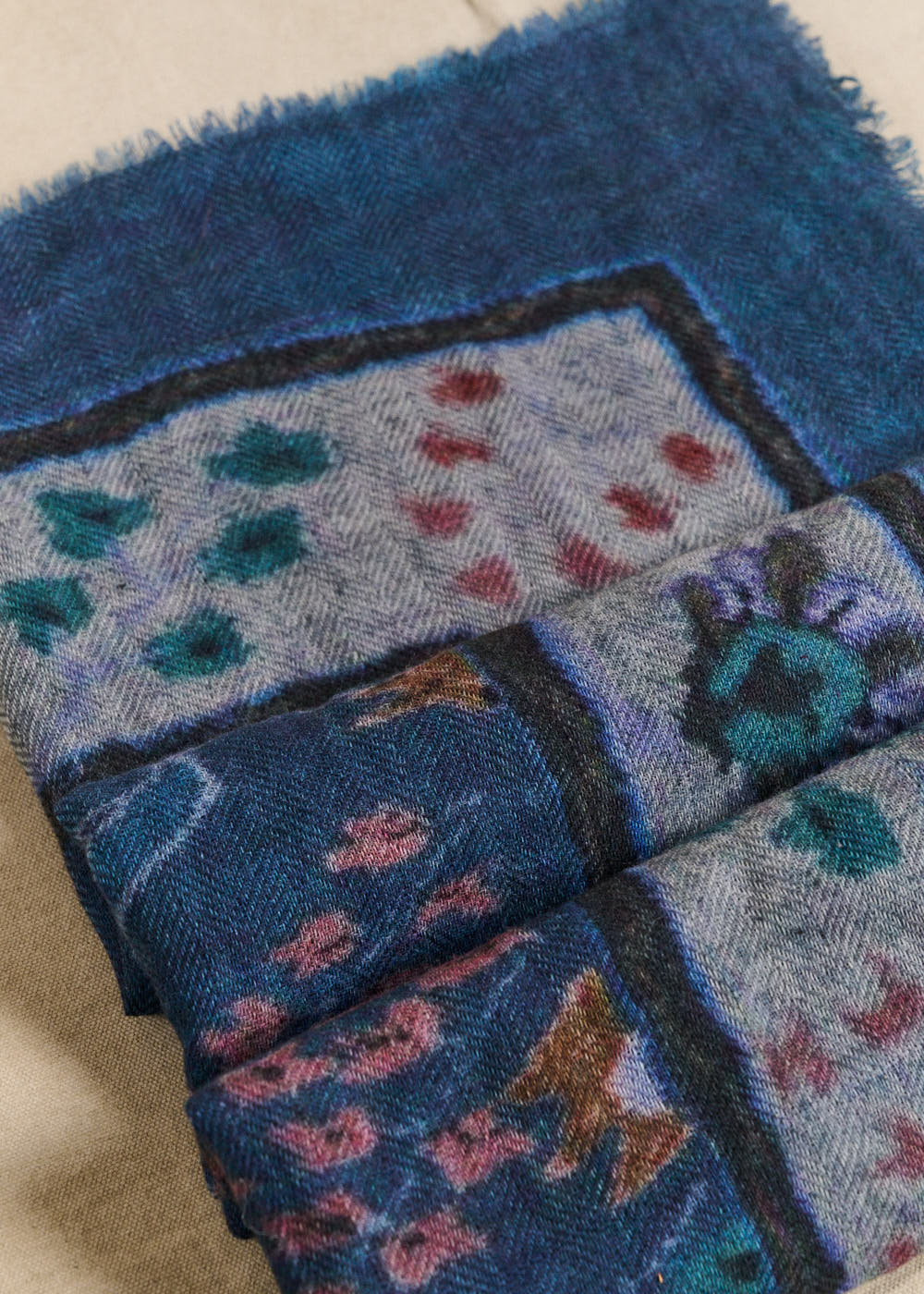 ECLAIRY Foulard laine motif arbre fleuri - 2 - Sud Express - Sud Express