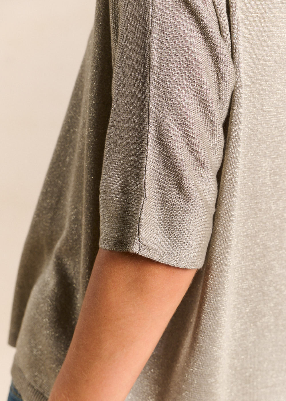 MIKOLOR Pull col V oversize en maille brillante et manches courtes - 2 - Sud Express - Sud Express