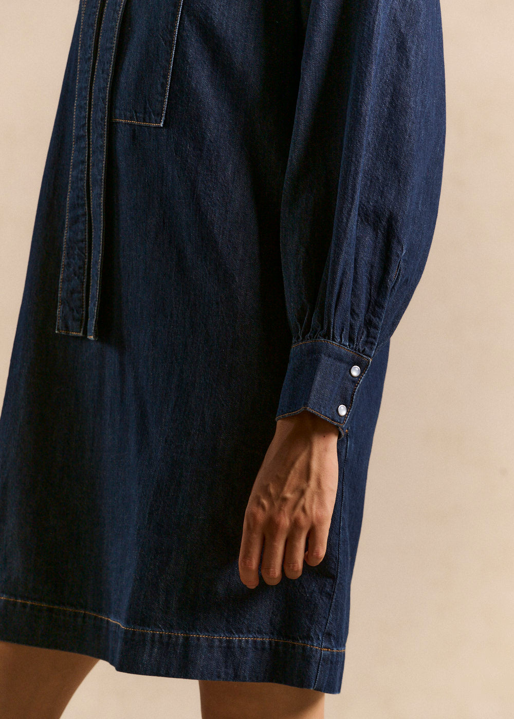 Robe courte en denim col lavallière - Sud Express - 4 - Sud Express