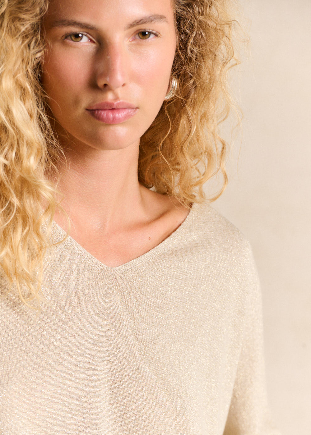 MIKOLOR Pull col V oversize en maille brillante et manches courtes - 2 - Sud Express - Sud Express