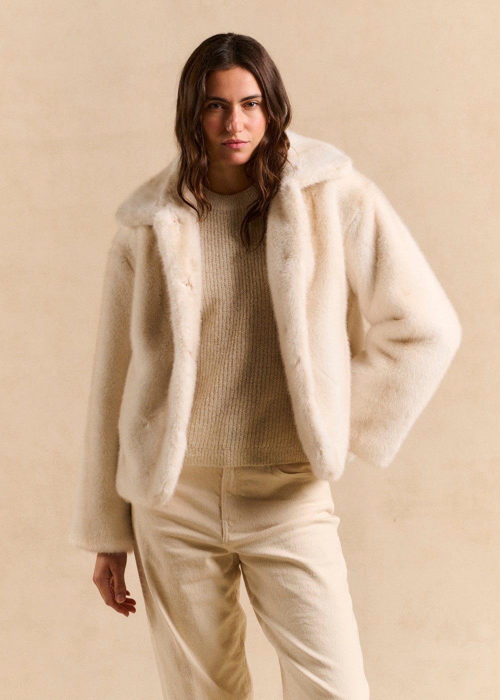 Short faux fur coat with a stand-up collar - Sud Express - 5 - Sud Express
