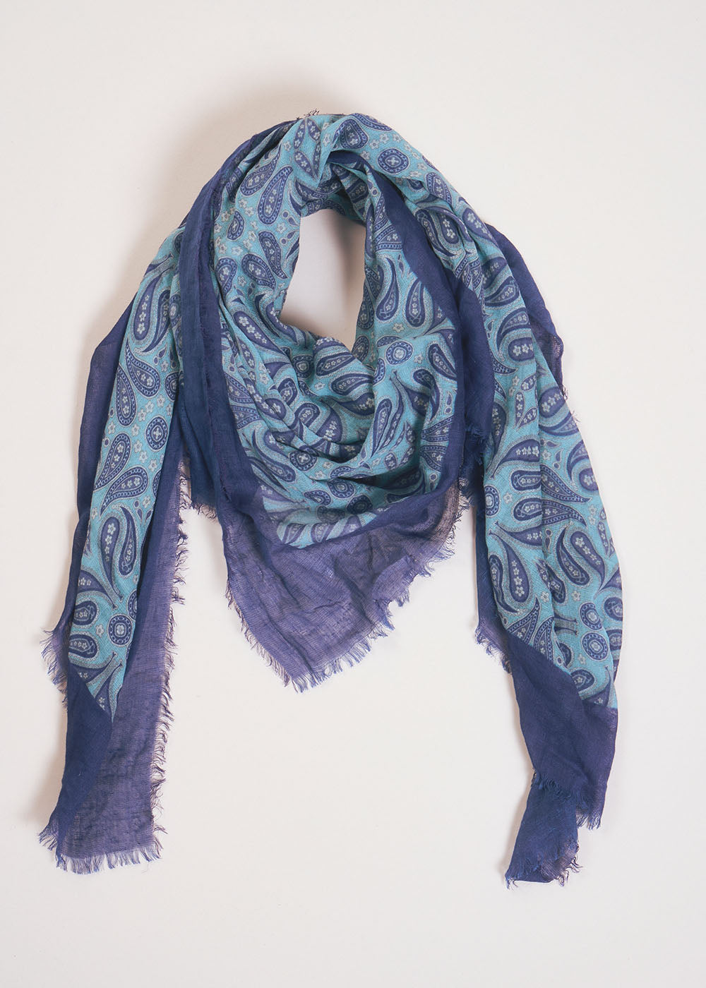 FLORA Foulard carré imprimé graphique à franges - 1 - Sud Express - Sud Express
