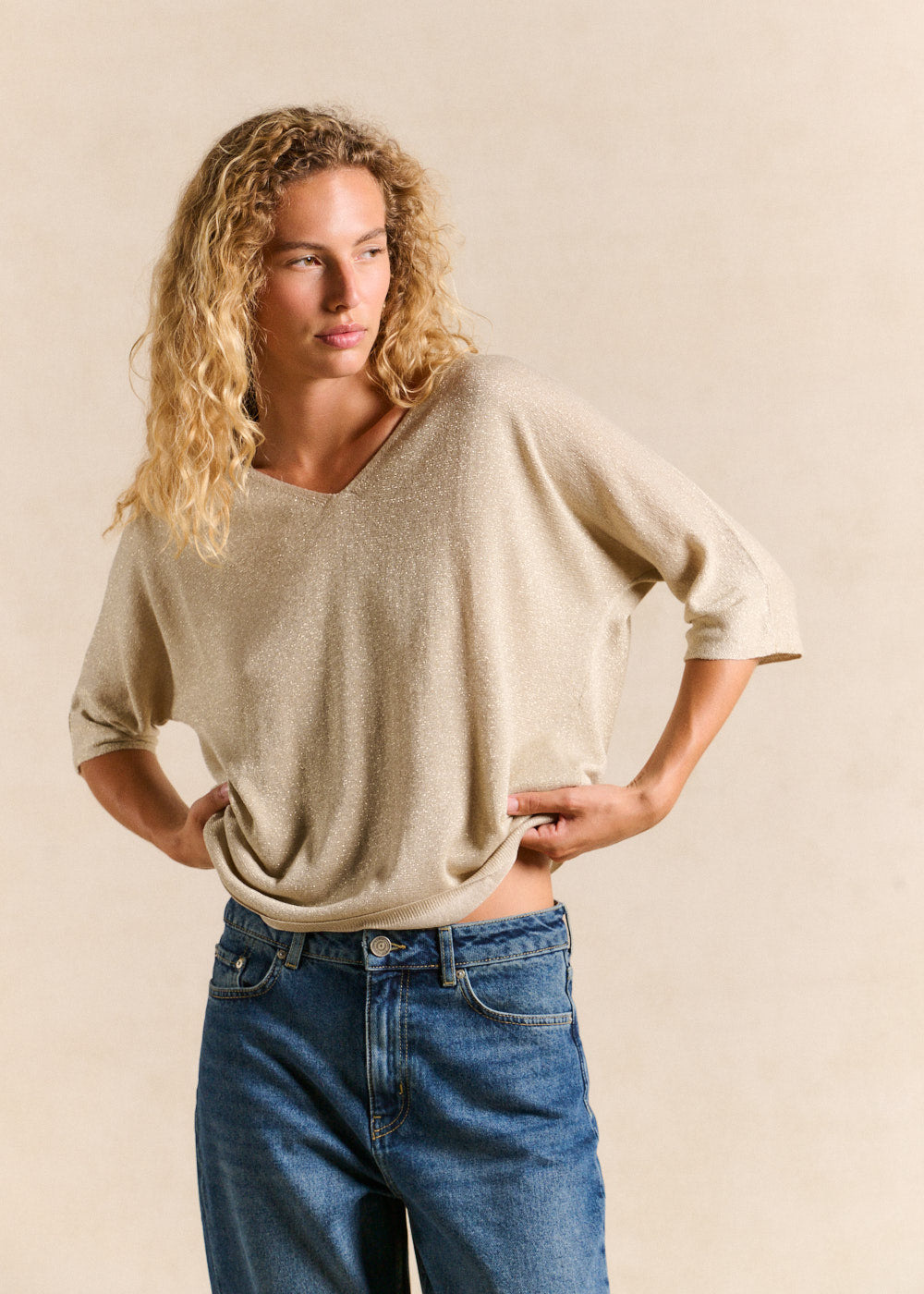 MIKOLOR Pull col V oversize en maille brillante et manches courtes - 1 - Sud Express - Sud Express
