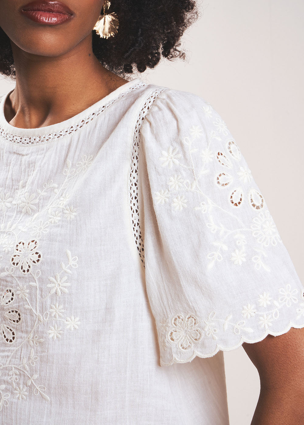 Top à broderies florales et manches courtes - Sud Express - 5 - Sud Express