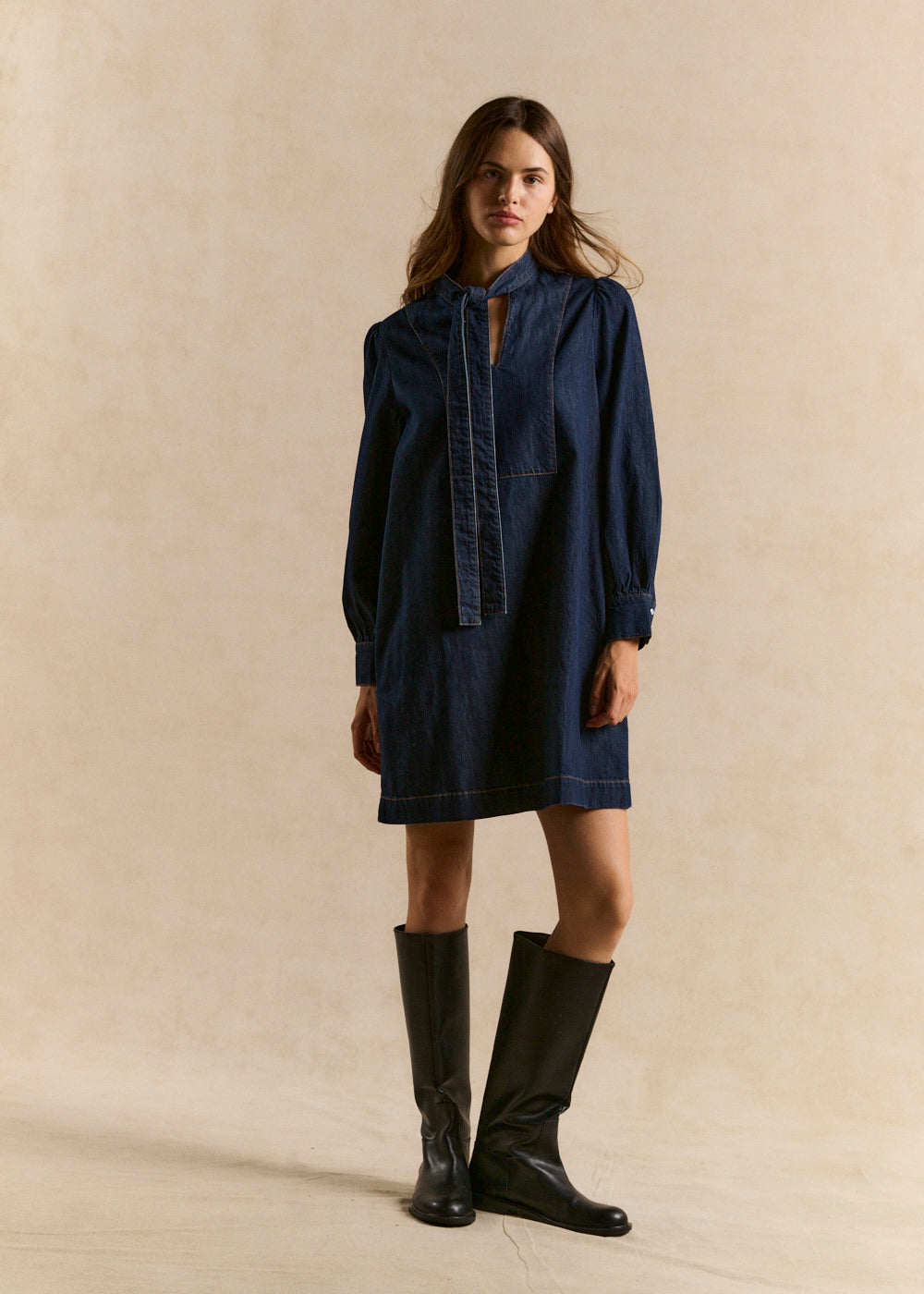 Robe courte en denim col lavallière - Sud Express - 5 - Sud Express