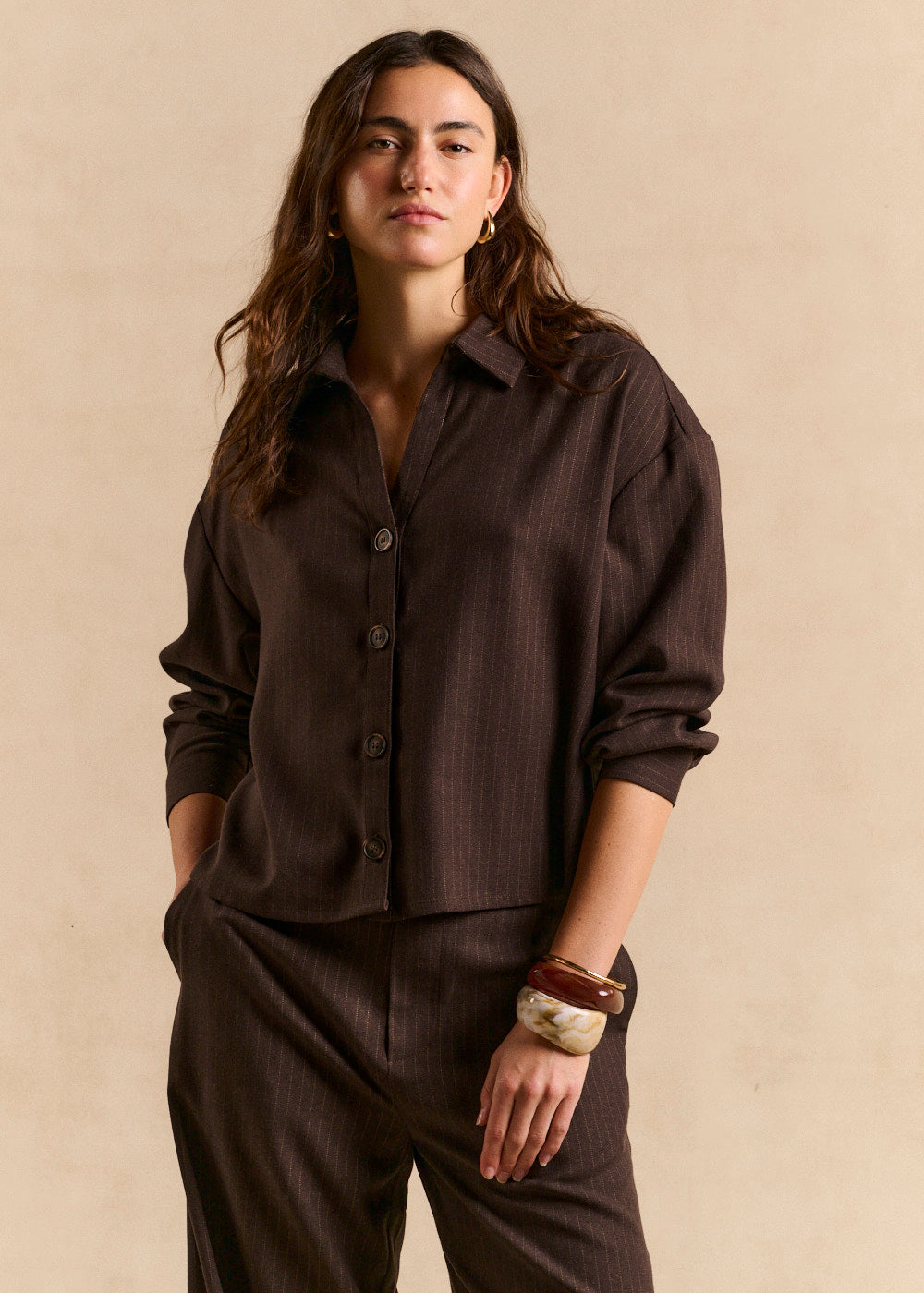 Short striped tennis shirt with V-neck collar - Sud Express - 1 - Sud Express