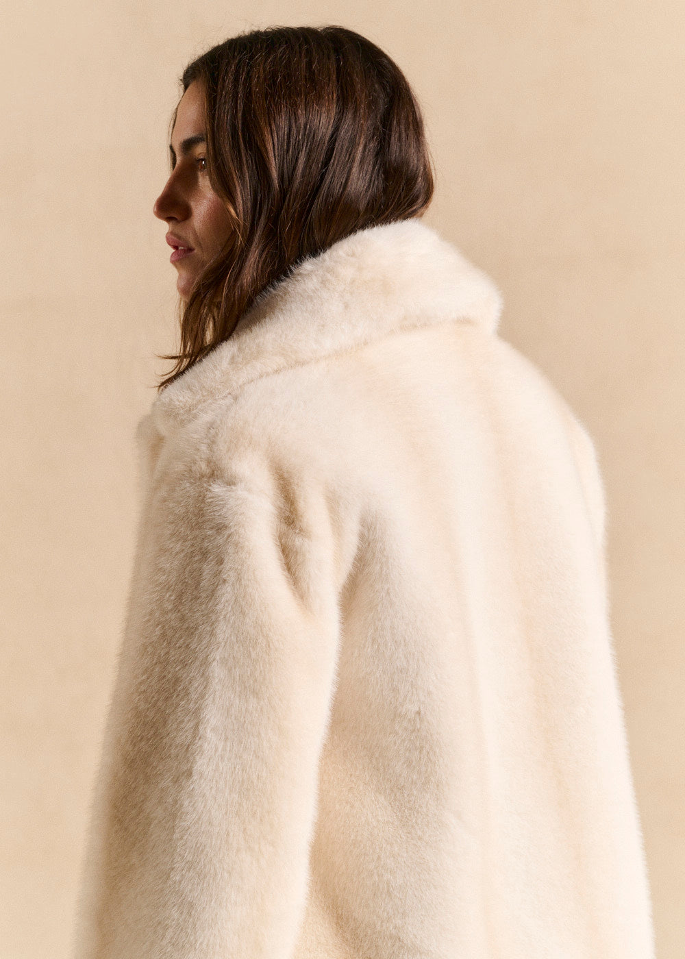 Short faux fur coat with a stand-up collar - Sud Express - 3 - Sud Express