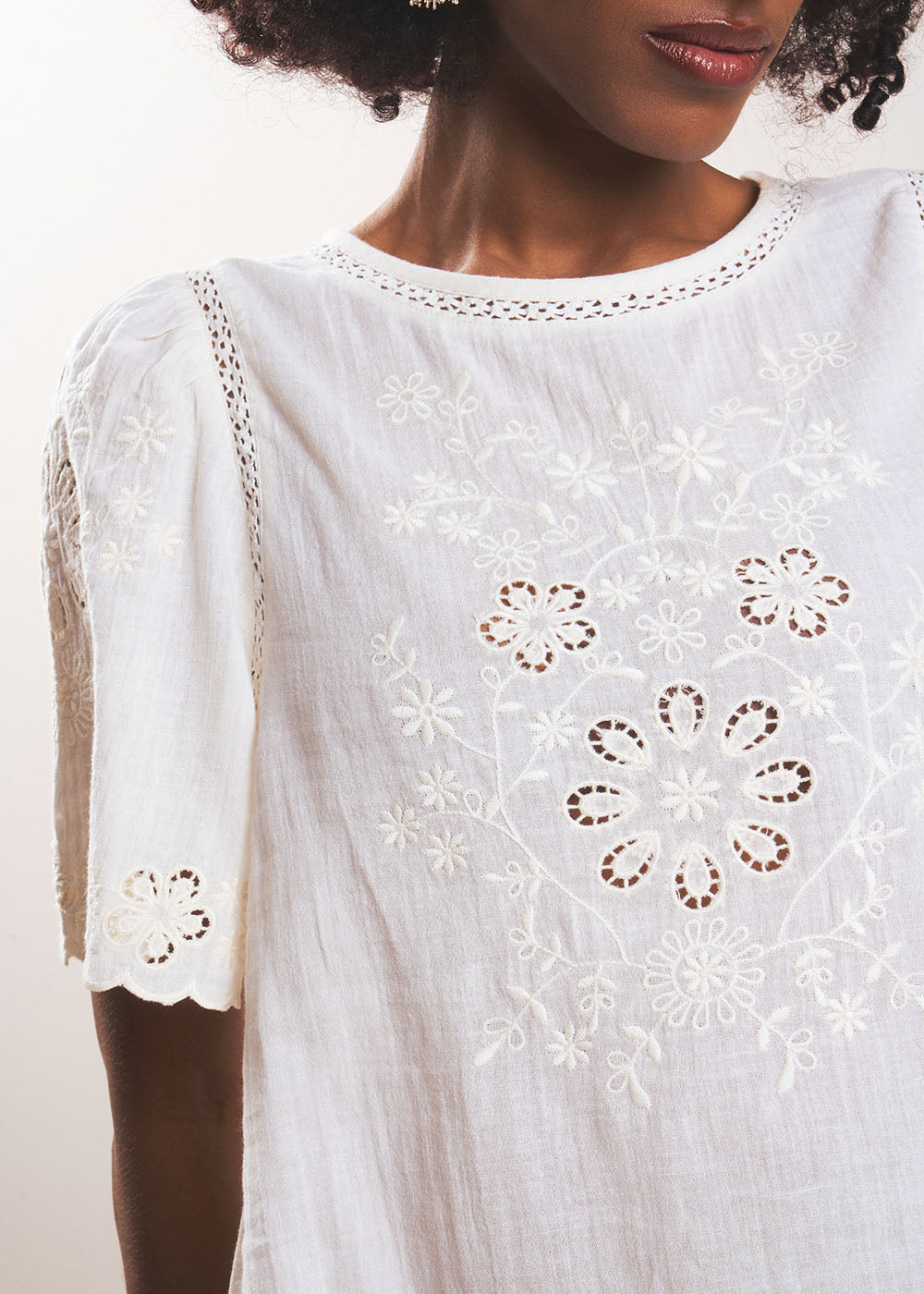 Top à broderies florales et manches courtes - Sud Express - 4 - Sud Express