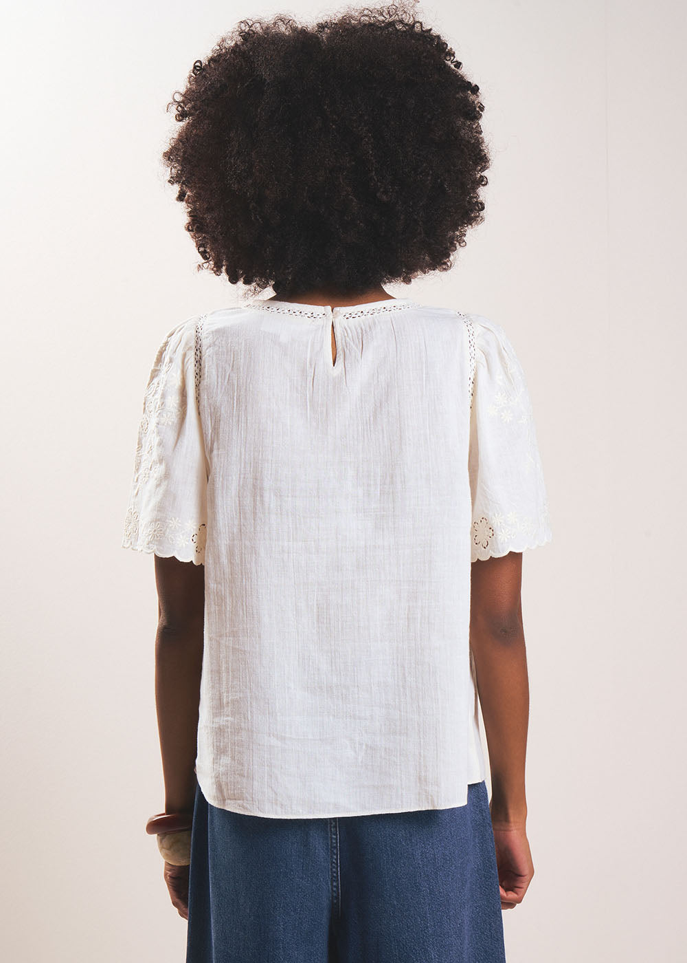 Top à broderies florales et manches courtes - Sud Express - 3 - Sud Express