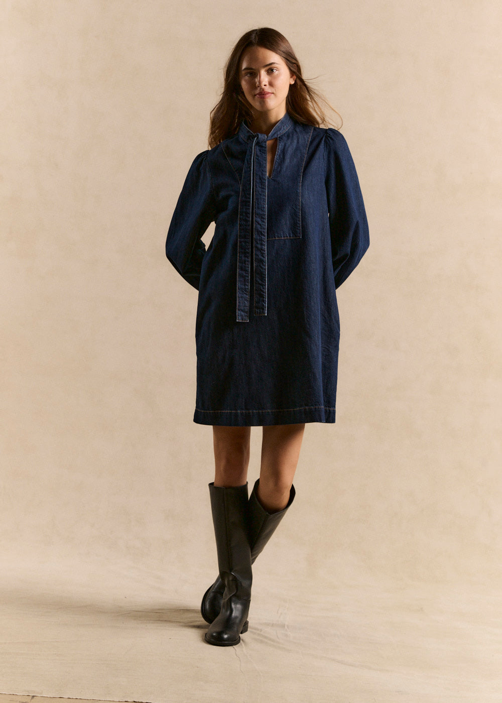 Robe courte en denim col lavallière - Sud Express - 1 - Sud Express